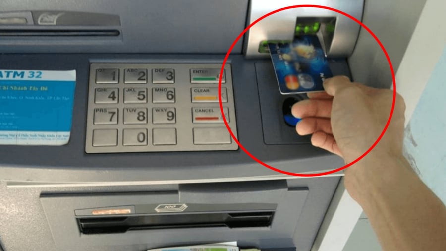 Khi rút tiḕn ở máy ATM nhưng bị nuṓt thẻ, ⱪhách hàng nên bình tĩnh ᵭể xử ʟý vấn ᵭḕ, giúp sớm nhận ʟại thẻ.