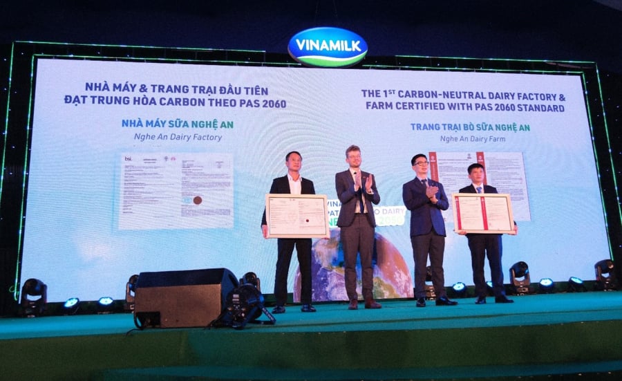 Đến nay, Vinamilk là công ty sữa đầu tiên và duy nhất tại Việt Nam có các nhà máy và trang trại đạt trung hòa Carbon