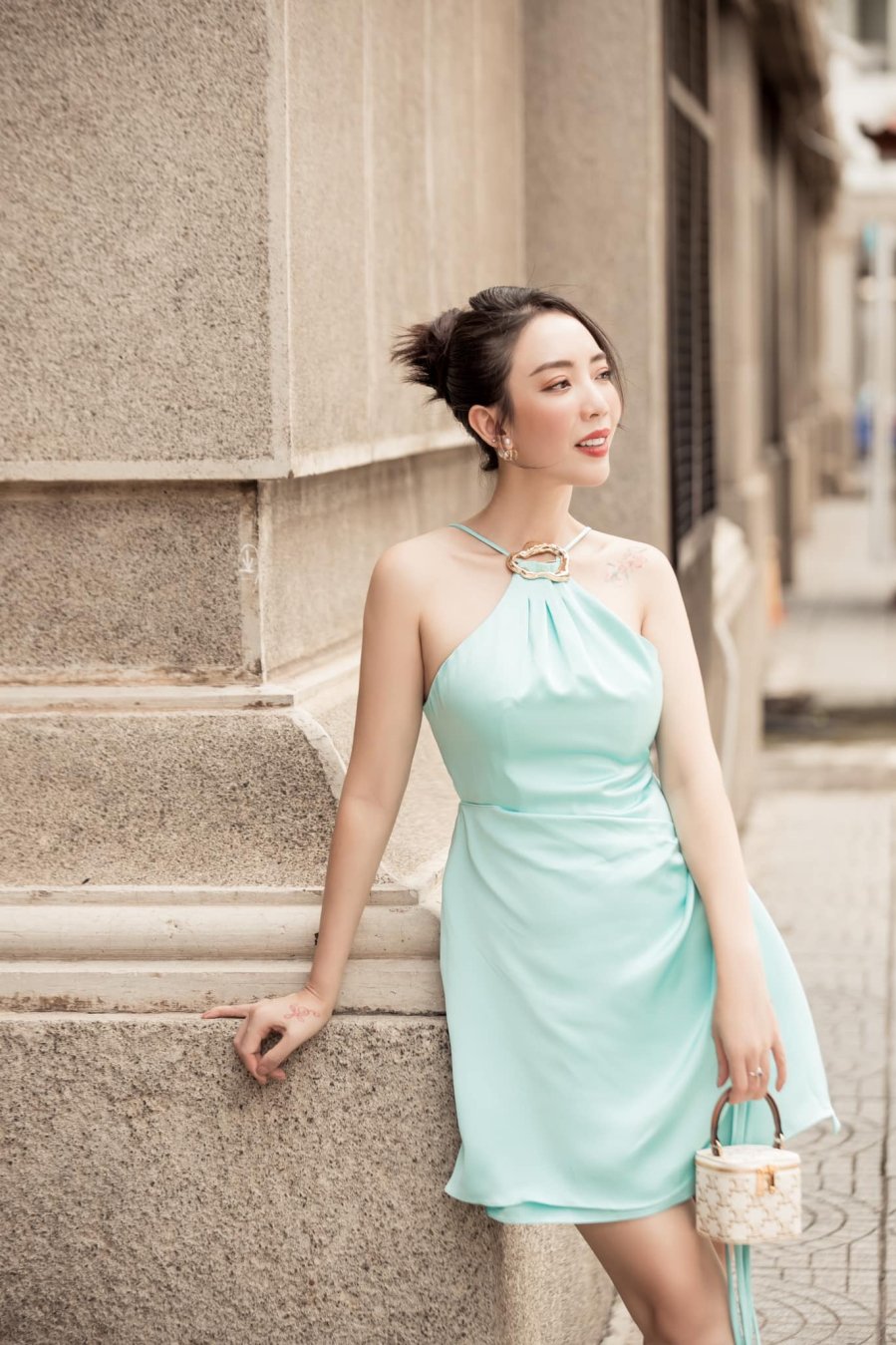 Bên cạnh váy dài, Thu Trang cũng không bỏ qua những thiết kế váy ngắn.