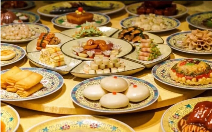 Vua Khang Hy nổi tiếng với những bữa tiệc hoàng gia phong phú, bao gồm nhiều món thịt nướng và những món ăn độc đáo như tinh hoàn hổ