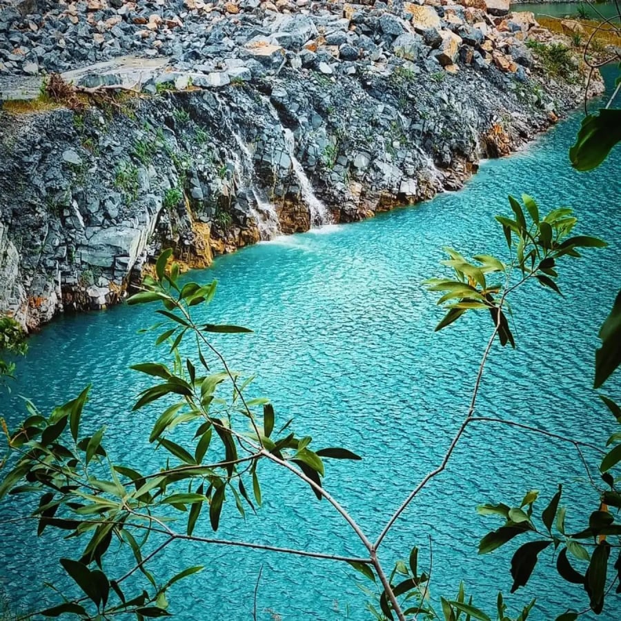 Tọa lạc bên sườn núi Dinh, hồ đá xanh đã trở thành điểm đến lý tưởng không thể thiếu cho các tín đồ yêu thích chụp ảnh nhờ vào khung cảnh đẹp như mơ