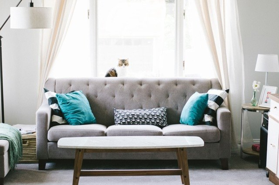 Vị trí đặt sofa yên tâm nhất là dựa vào tường, không nên dựa vào cửa sổ tài lộc sẽ bay mất.