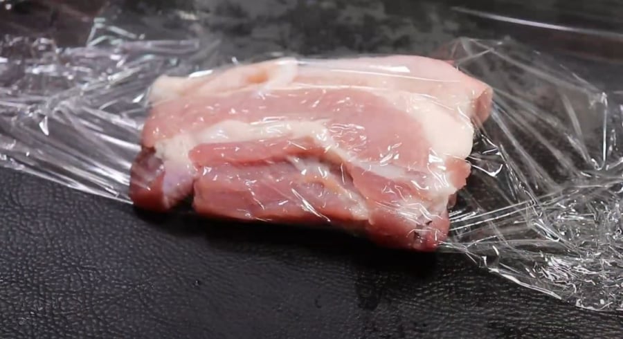 Trước khi bảo quản thịt lợn trong tủ lạnh, bạn hãy bọc kín miếng thịt bằng màng bọc thực phẩm.