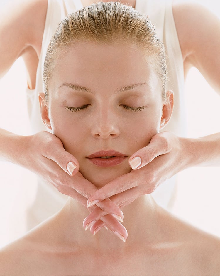 Tốt nhất, nên massage da mặt sau khi thoa kem dưỡng ẩm, trước khi thoa kem chống nắng. 