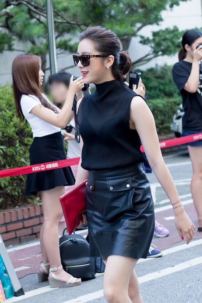 Hye Lim xuất hiện trước công chúng với mẫu chân váy ôm ngắn Hàn Quốc chất liệu da và áo sát nách cùng tông màu đen bí ẩn.