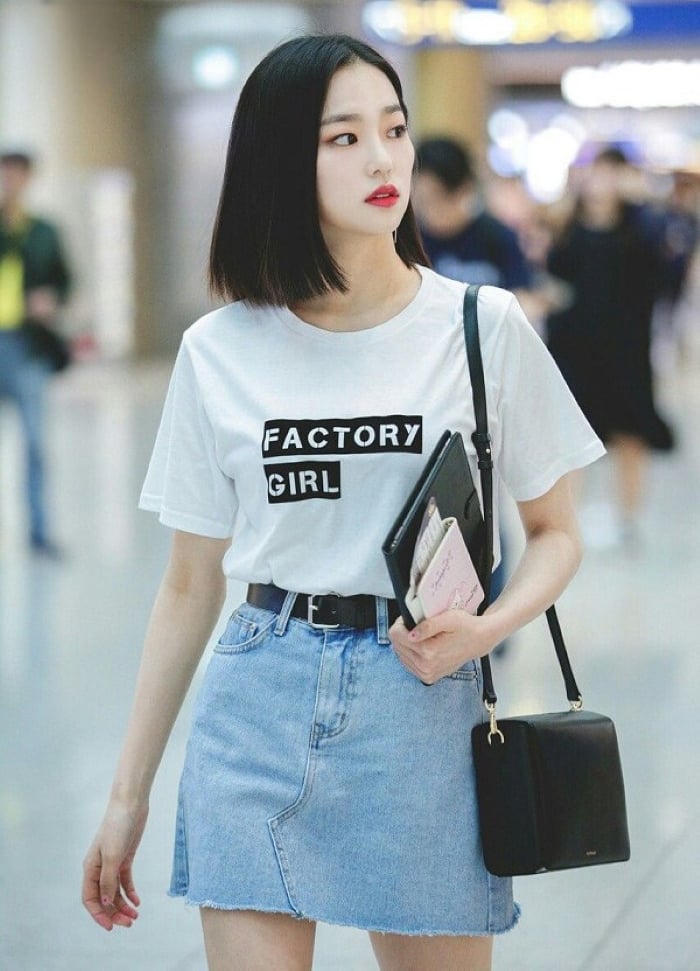 Yeeun (CLC) chọn cho mình một set đồ đơn giản với chân váy ngắn jean và áo thun trắng.Nhưng vẫn không quên kèm theo phụ kiện để outfit không bị đơn điệu.