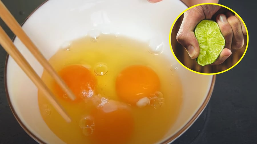 Vắt chanh vào trứng trước khi rán sẽ giúp trứng bông xốp, mềm mịn hơn khi chín.