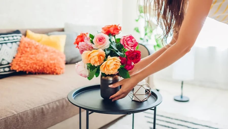 Theo phong thủy tình yêu hôn nhân, hoa tươi có tác dụng rất lớn trong việc thay đổi vận đào hoa, giúp nàng độc thân thoát ế.