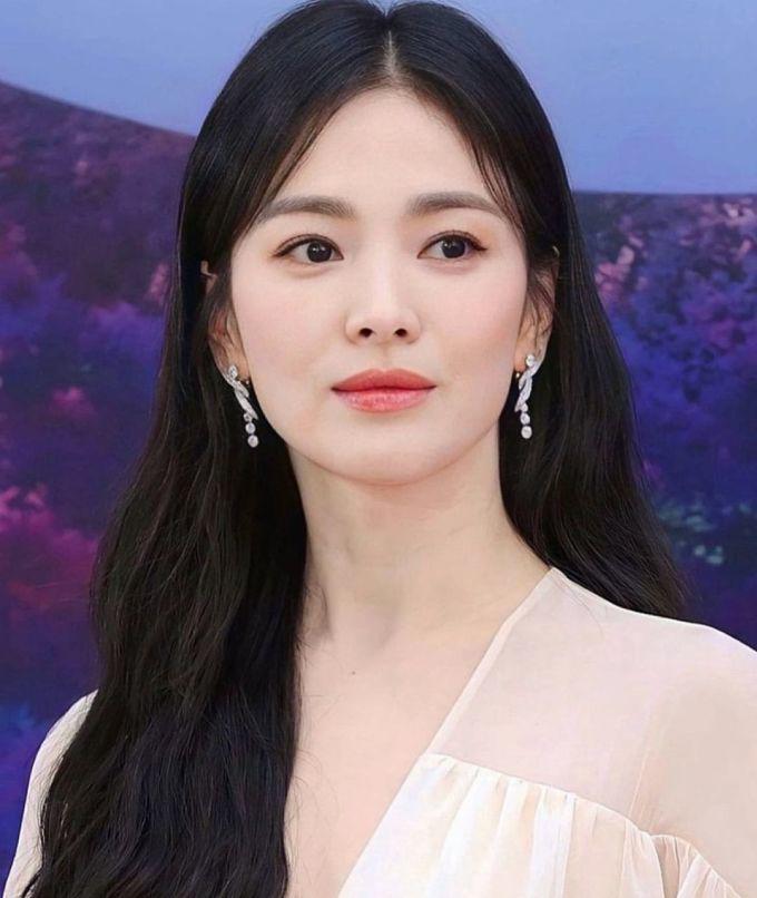 Hơn 20 năm hoạt động showbiz, Song Hye Kyo luôn được xem là biểu tượng sắc đẹp. 