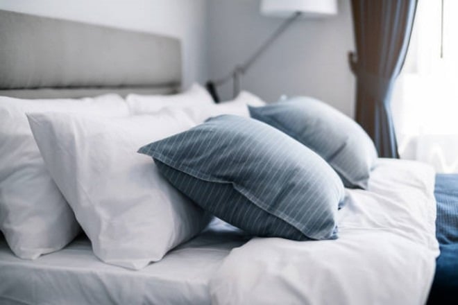 Theo Tiến sĩ Gareth Nye, giảng viên cao cấp tại Đại học Chester, các nghiên cứu cho thấy trung bình mỗi người tiết ra từ 500ml đến 700ml mồ hôi mỗi đêm, trong đó khoảng 200ml thấm qua đồ ngủ và ga trải giường.

