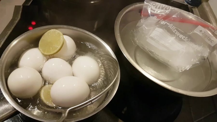 Sau khi luộc trứng xong đừng vội đổ nước luộc, ta thêm 1 muỗng cà phê giấm ăn vào nồi rồi khuấy đều trong vài phút thì có thể bóc vỏ trứng luộc rất dễ dàng.