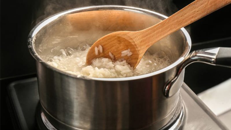 Trong việc nấu cơm bằng nước lạnh, nhiệt độ tăng dần cho tới khi nước sôi, giúp hạt gạo dễ dàng hấp thụ nước và chín từ từ