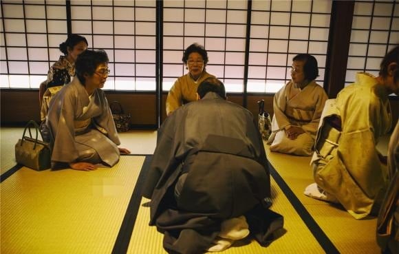 Sở dĩ người Nhật thích quỳ gối đến vậy là vì phụ nữ của họ đã bắt đầu làm như vậy từ xưa.