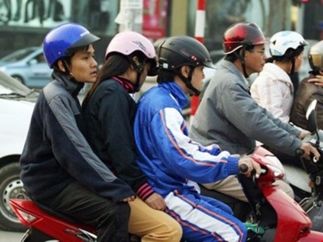 Các trường hợp được phép chở 3 người trên xe máy không bị phạt từ 1/1/2025