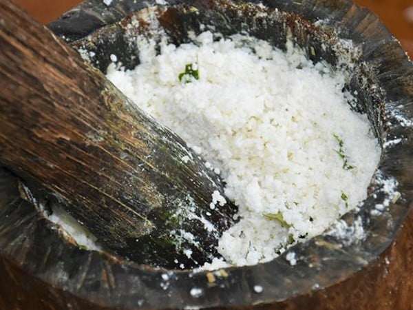 Người dân tộc tại Đắk Nông thường kết hợp 5-7 lá Rnhao với gạo để giã nhuyễn