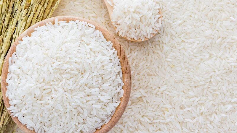 Gạo trắng chứa nhiều tinh bột, và dễ làm đường huyết tăng cao