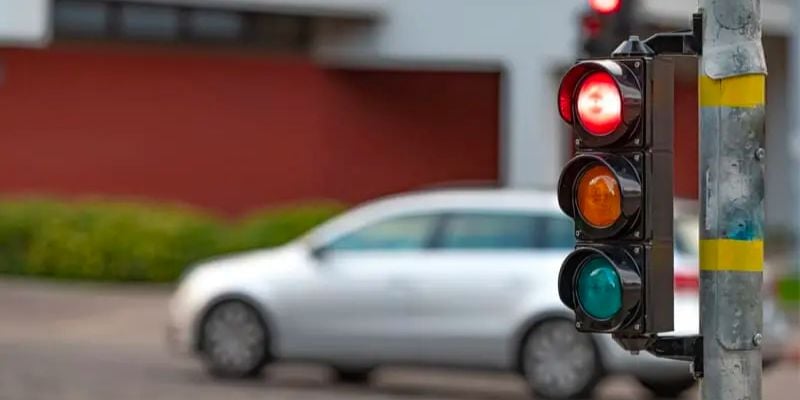 Mức phạt với lỗi không chấp hành tín hiệu đèn giao thông của ô tô là phạt tiền từ 3.000.000 đồng đến 5.000.000 đồng và tước quyền sử dụng Giấy phép lái xe từ 01 tháng đến 03 tháng.