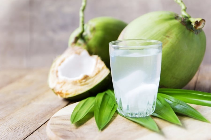 Nước dừa rất được yêu thích trong dịp hè nhờ vào những lợi ích tuyệt vời cho sức khỏe và công dụng giải khát.