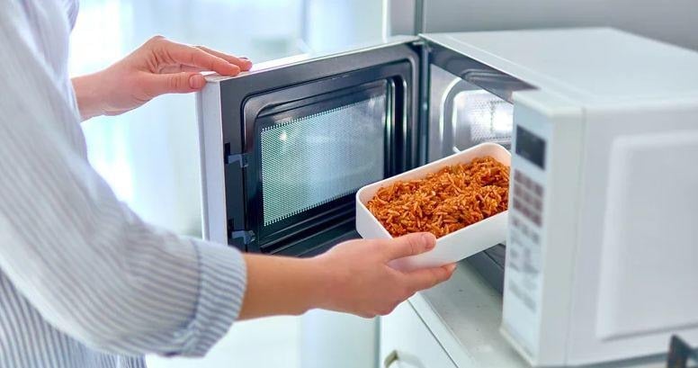 Đặt lò vi sóng trên tủ lạnh hoặc lò nướng có thể giảm tuổi thọ của thiết bị. 