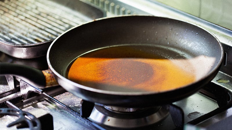 Trong quá trình chế biến món ăn, dầu không chỉ làm phong phú thêm hương vị mà còn mang lại vẻ ngoài hấp dẫn cho món ăn