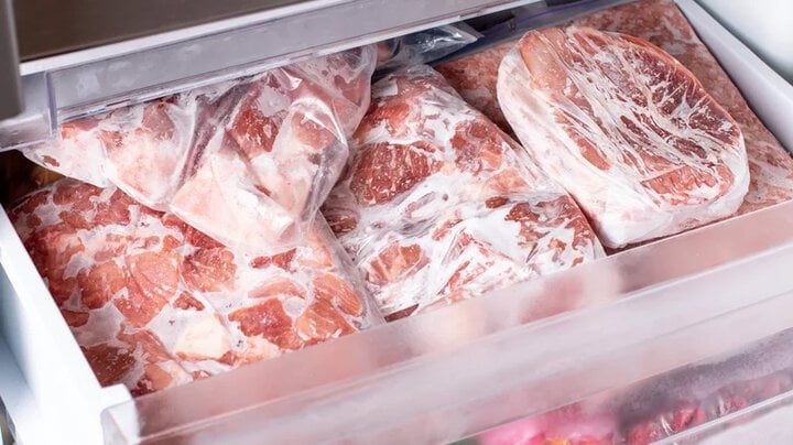 Theo các chuyên gia, khi bảo quản thịt lợn ở ngăn mát tủ lạnh, nhiệt độ lý tưởng là khoảng 3-5 độ C.