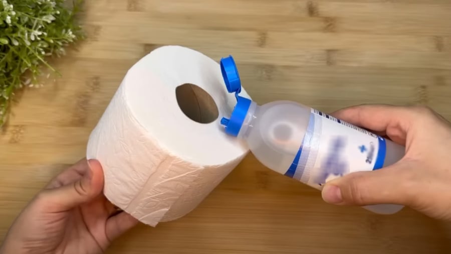 Đổ giấm trắng vào giấy vệ sinh sẽ giúp bạn có một loại giấy lau đa năng, tiết kiệm khá nhiều tiền và công sức trong việc vệ sinh nhà cửa.