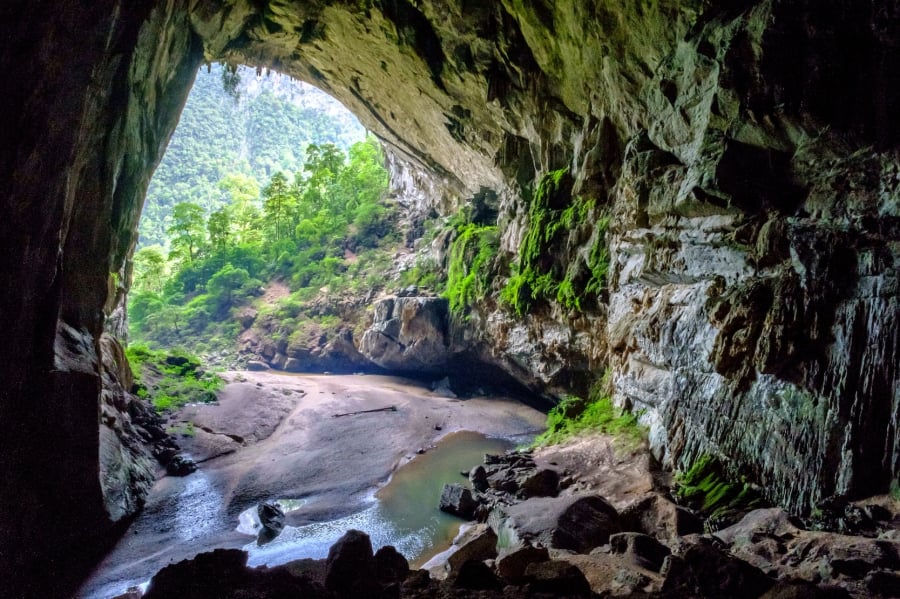 Hang Én là một trong những hang động rộng lớn ấn tượng, tọa lạc trong Vườn Quốc gia Phong Nha - Kẻ Bàng tại tỉnh Quảng Bình