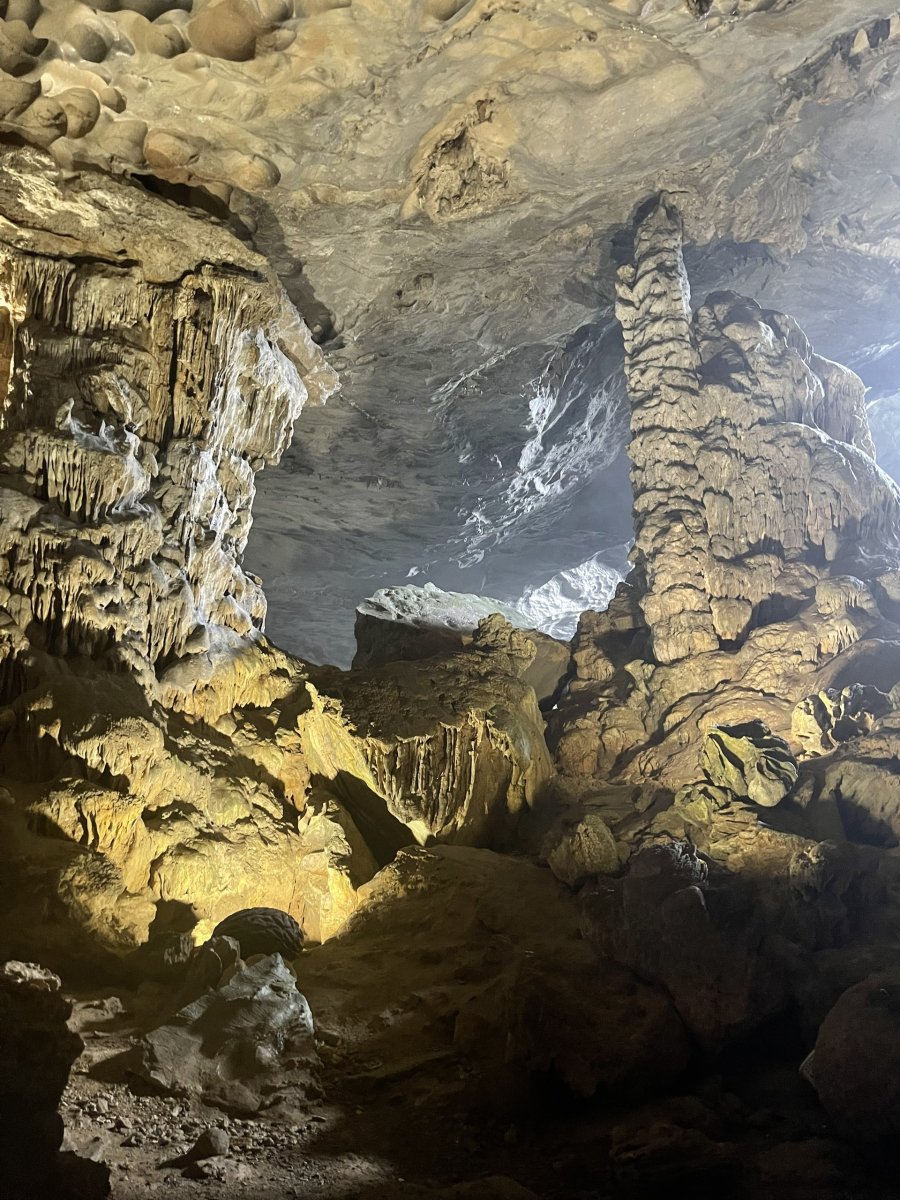 Nằm ở độ cao khoảng 25 mét so với mực nước biển, hang động được chia thành hai ngăn chính, mỗi ngăn đều mang vẻ đẹp tráng lệ và quyến rũ riêng biệt
