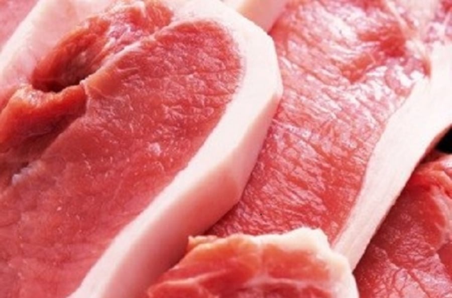 Bạn nên chọn những miếng thịt lợn tươi mới có màu sắc sáng, màu thịt ngon sẽ là màu hồng nhạt hay đỏ nhạt. 