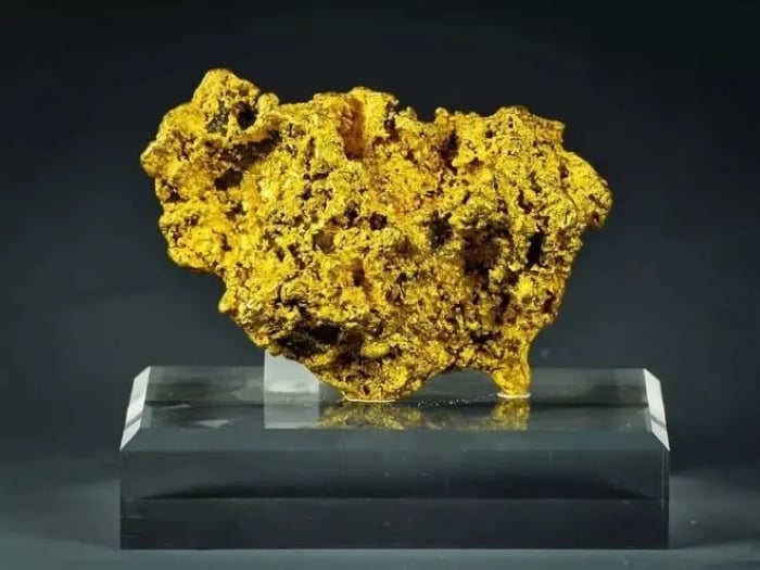 Các chuyên gia địa phương cho biết khối vàng mà anh Trương đưa đi kiểm tra nặng khoảng 964,5 gram và có hàm lượng vàng nguyên chất là 93%.