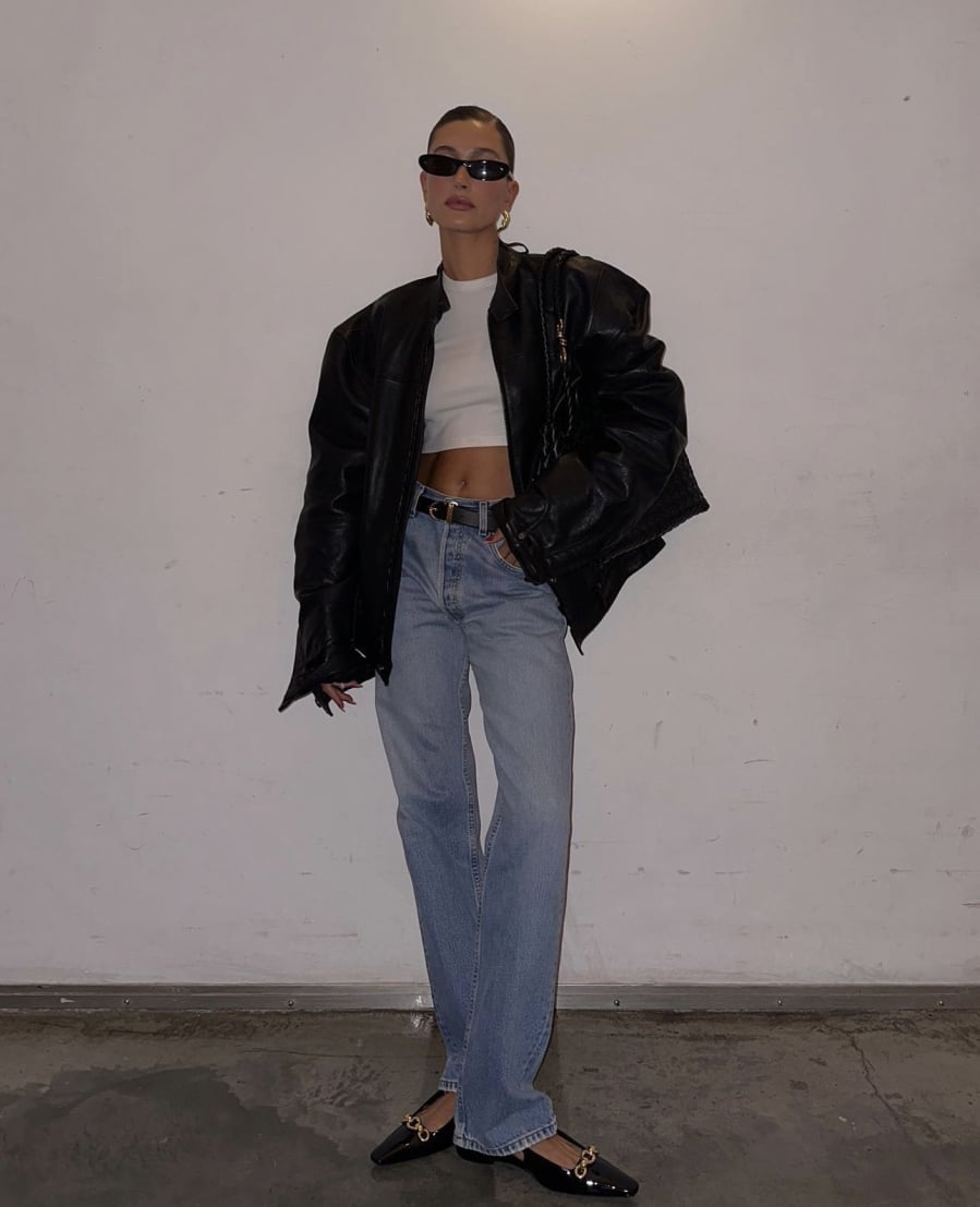 Hailey Bieber đã khiến chiếc bomber dáng oversized trở thành tâm điểm của cả bộ outfit.