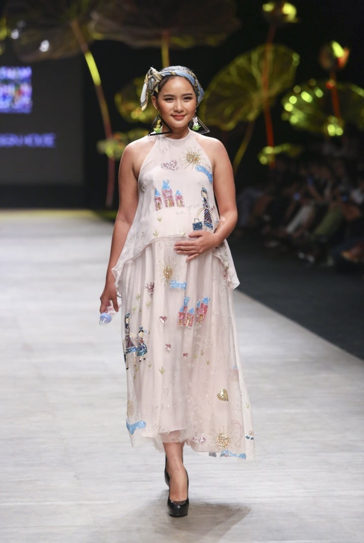 Hồi Vietnam International Fashion Week 2016, Phan Như Thảo vác bụng 5 tháng đi catwalk.