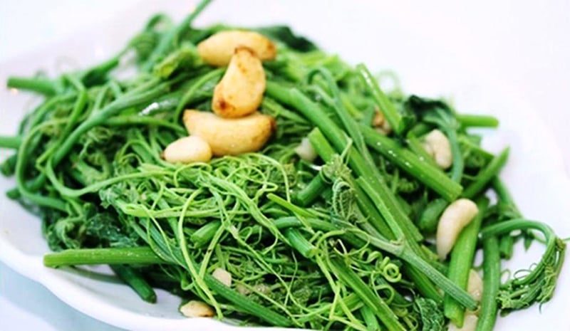 Stir-fried choy sum with garlic