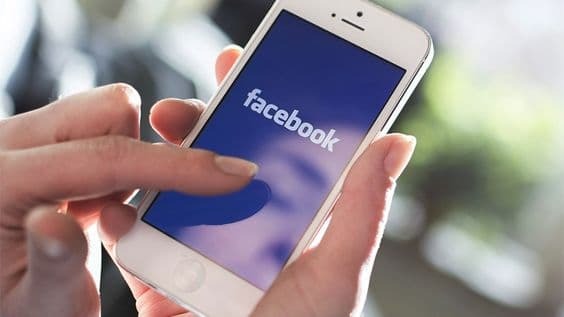 Facebook thu thập thông tin người dùng bằng hai cách: Thứ nhất, thông qua những gì người dùng tương tác lúc sử dụng Facebook, Messenger, Instagram, thứ hai, theo dõi người dùng truy cập vào những trang web nào, ngay cả khi họ không đăng nhập vào Facebook. 