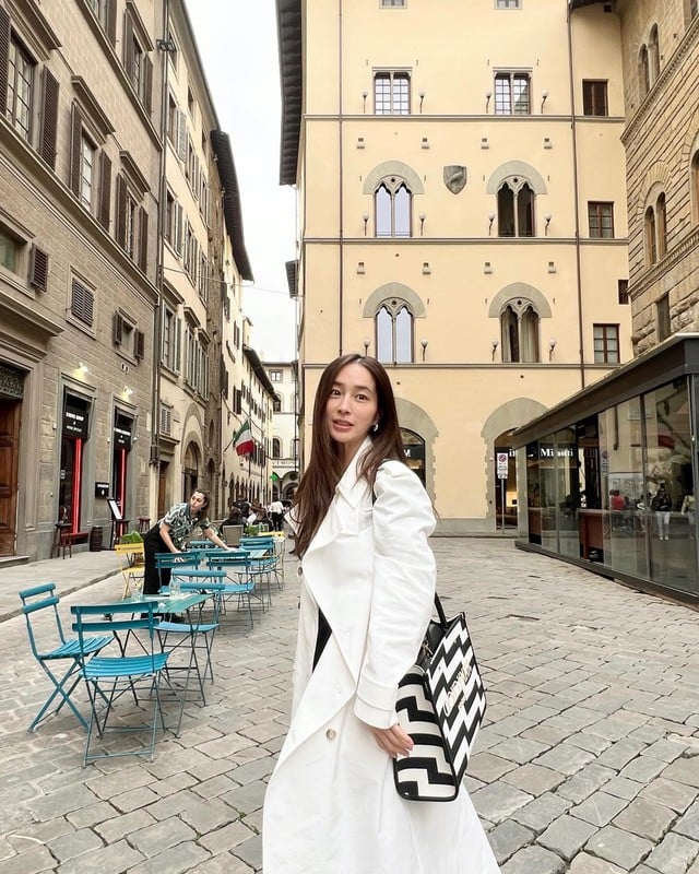 Áo khoác trench coat, tông màu trắng rất đáng sắm cho tủ đồ mùa lạnh. 