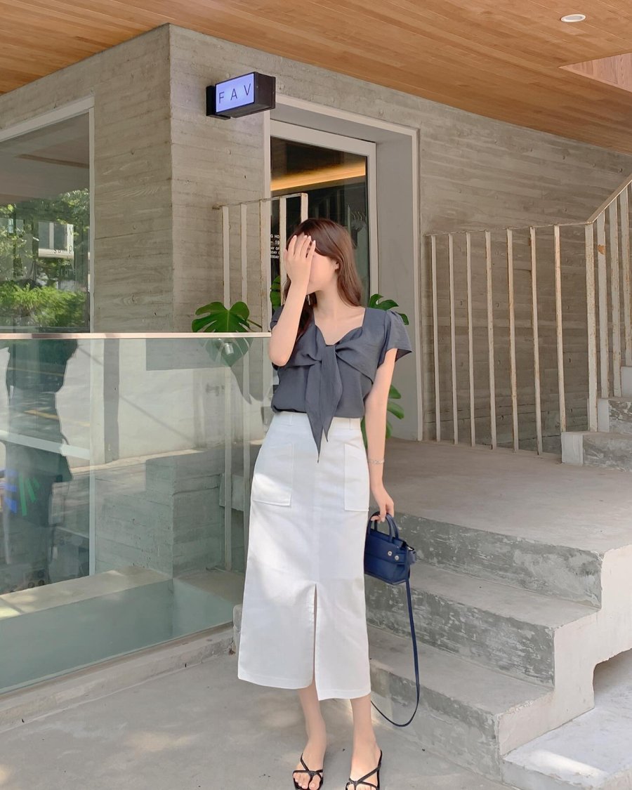 Áo blouse và chân váy đều là những món thời trang đậm chất nữ tính, giúp nàng có được bộ trang phục dịu dàng, thanh lịch