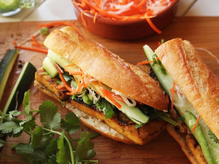 Du khách Hàn rất thích bánh mì Việt Nam