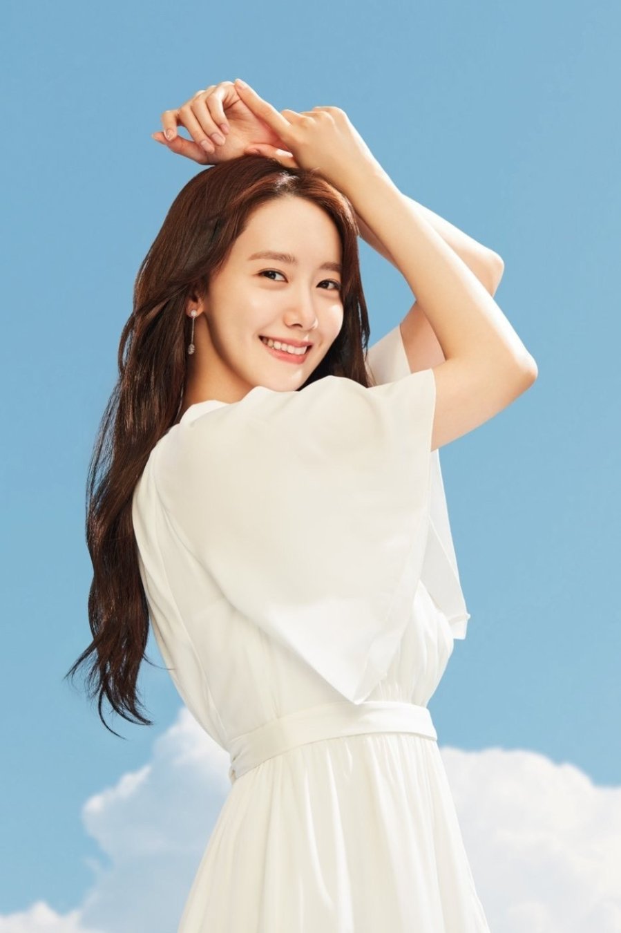 Yoona sở hữu làn da sáng bật tông, cân đẹp mọi kiểu makeup nhờ tuyệt chiêu chăm sóc da này