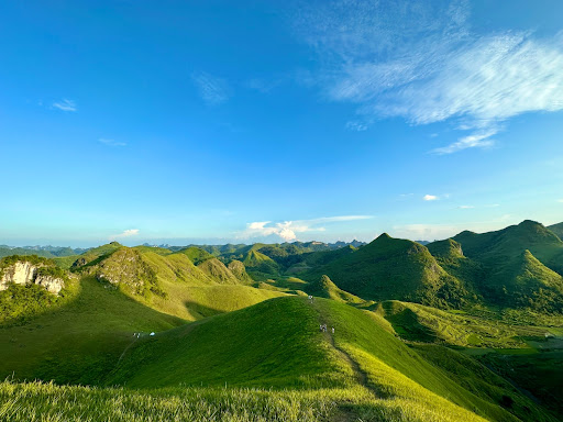 Khi đến thăm đồi cỏ Ba Quáng, du khách cũng có thể khám phá các điểm đến khác ở Hạ Lang như hang Ngườm Bang, hang Dơi