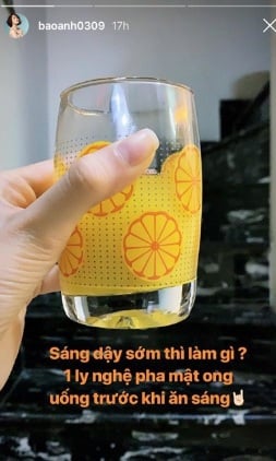 Tương tự, Bảo Anh cũng dùng nước tinh bột nghệ pha mật ong để detox cơ thể trước mỗi bữa sáng. 