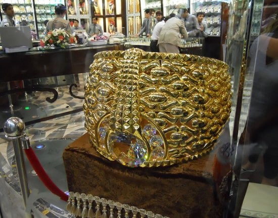 Tại chợ vàng Gold Souk có trưng bày chiếc nhẫn vàng Najmat Taiba nặng 57kg, được đính thêm 5,17kg pha lê Swarovski