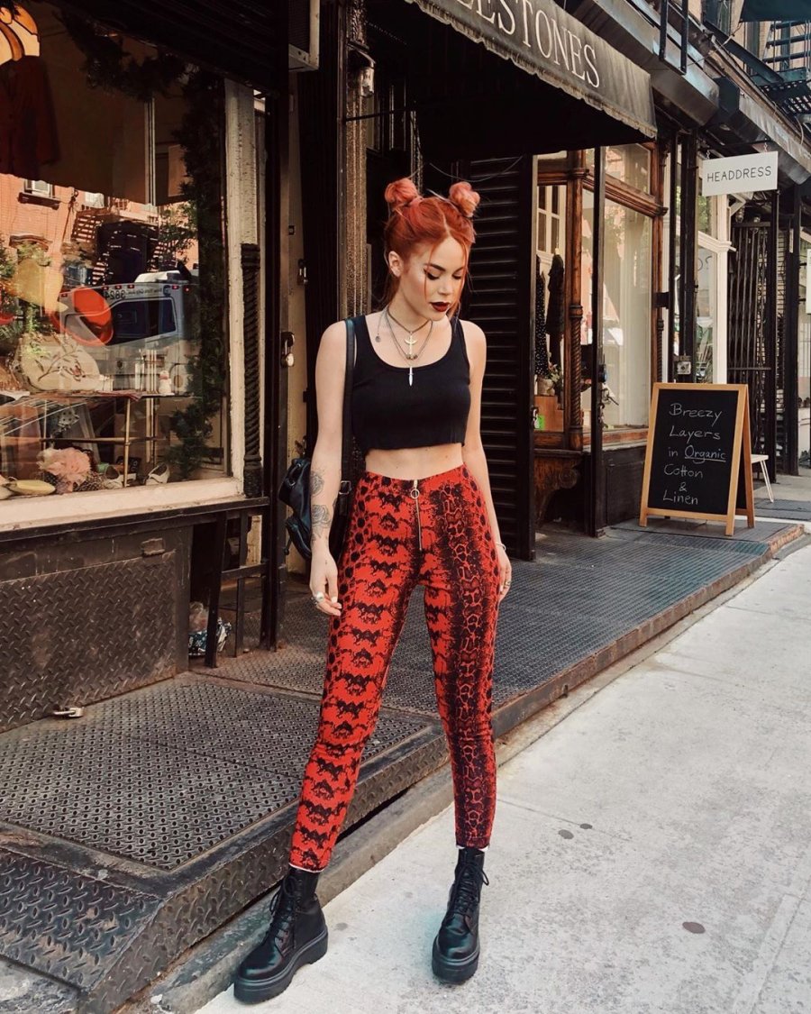 Các món đồ như croptop, áo thun in họa tiết,... chính là chân ái.