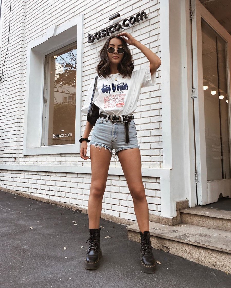 Thêm chút retro vào bộ trang phục hằng ngày bằng cách kết hợp áo tin in graphic với quần shorts cạp cao và boots. 