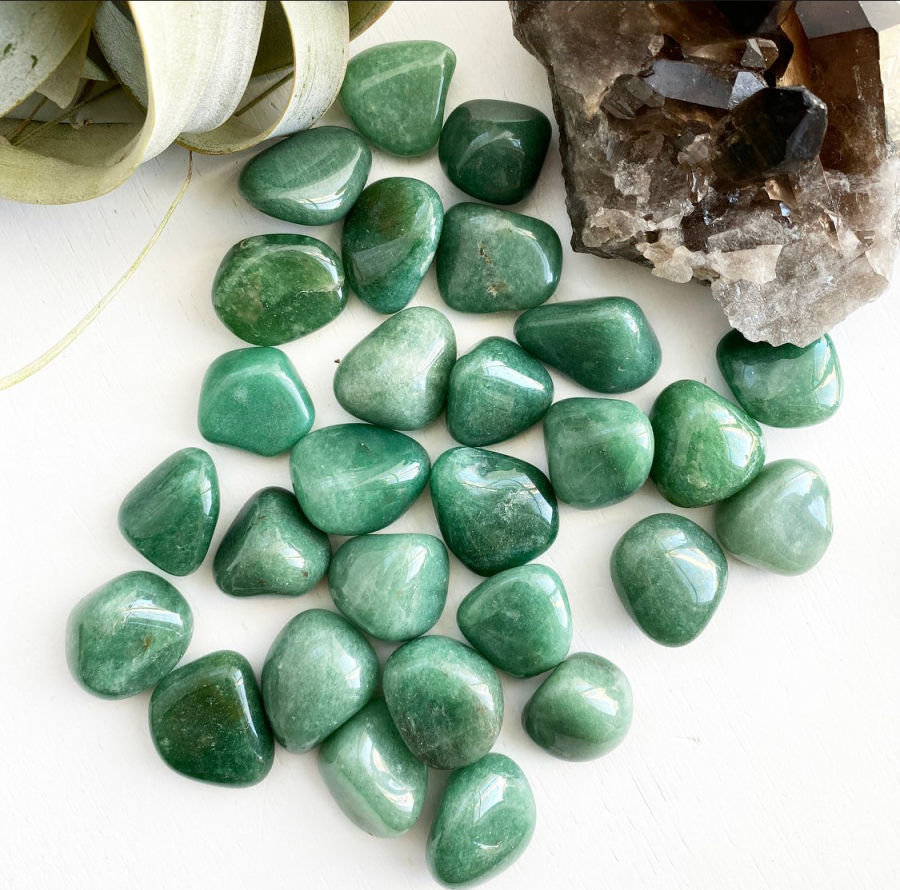 Đá aventurine màu xanh lá cây nổi bật với các sắc thái từ nhạt đến đậm, thường lấp lánh những đốm khoáng chất bên trong, tạo nên vẻ đẹp cuốn hút và độc đáo