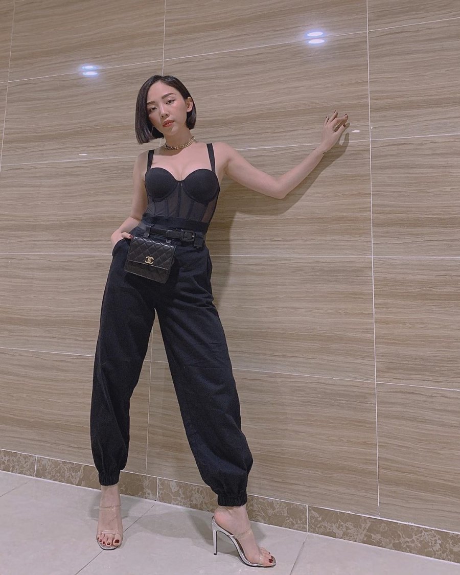 Trang sức ánh vàng như vòng cổ, hoa tai phù hợp với những cô gái yêu thích phong cách retro.