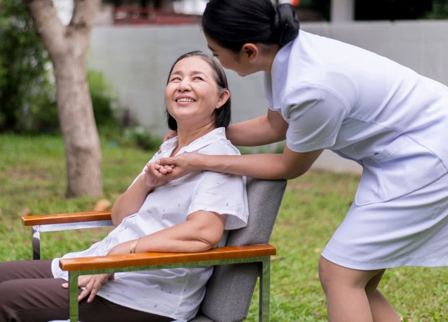 Ban đầu, con cái thường coi cha mẹ như những người có quyền lực tối cao và rất nghe lời.