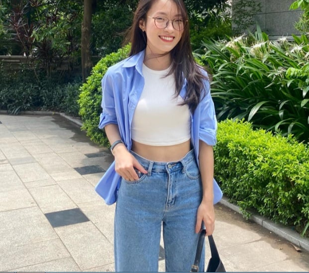 Áo crop top và quần jeans ống đứng, cạp cao có sự trẻ trung. 