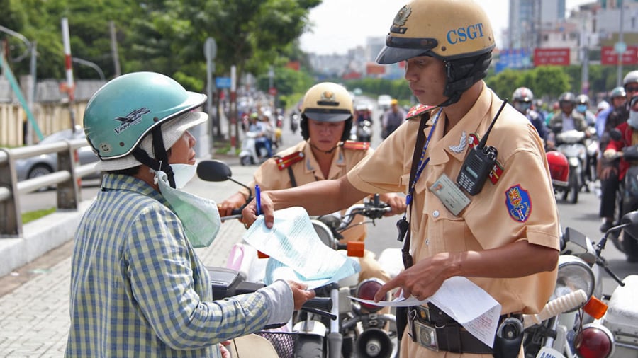 Khi tham gia giao thông mà mượn xe thì cần mang theo các loại giấy tờ nào theo quy định hiện hành