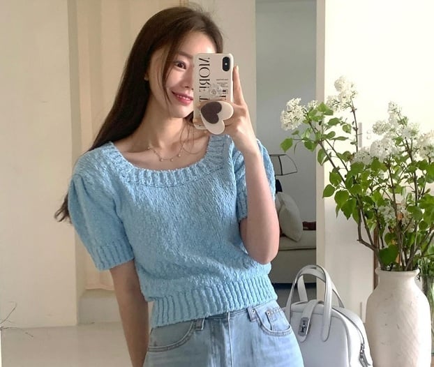 Những gam màu sáng như trắng, kem, xanh da trời... sẽ giúp bạn trông tươi trẻ, đặc biệt còn trẻ hơn tuổi thật