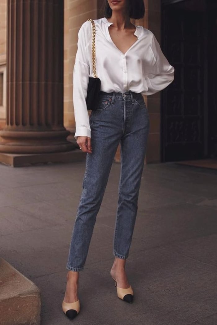 Áo sơ mi lụa phối cùng quần jeans mang lại sự khỏe khoắn, cá tính.